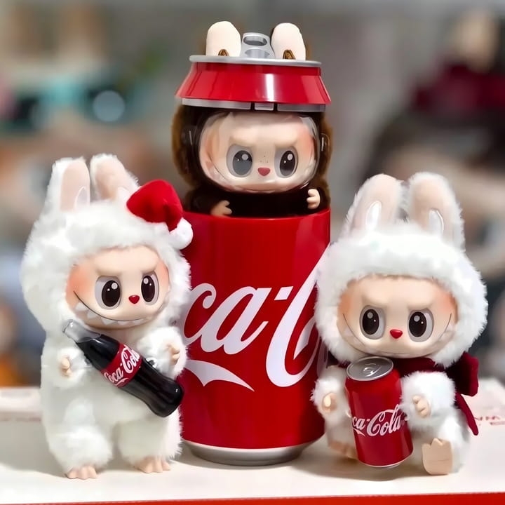 MASKOTKA-LALKA-LALECZKA-BRELOK-FIGURKA-PLUSZAK-NIESPODZIANKA-LABUBU-COLA-EAN-GTIN-5904873051471.jpeg