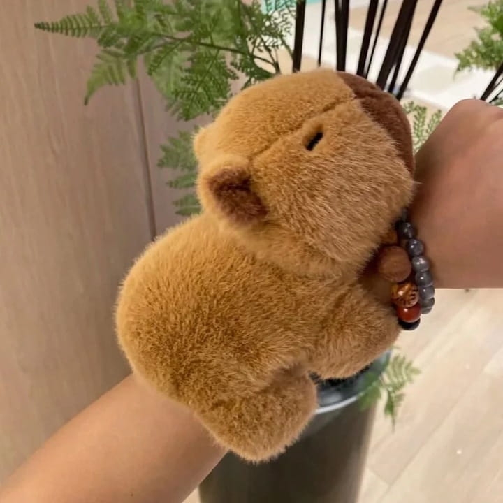 KAPIBARA-NA-REKE-MASKOTKA-PLUSZOWA-ZABAWKA-Z-PLECAKIEM-20CM-PLUSZAK-2W1-MIS-Kod-producenta-CAPYBARA-ZWIERZATKO-PRZYTULANKA-NA-PREZENT.jpeg